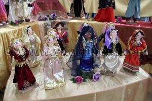 Les fillettes algériennes  Créations de Mme Kara Mohamed, chacune représentant un costume régional