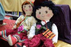 Les poupées algériennes  Créations de Mme Kara Mohamed, chacune représentant un costume régional