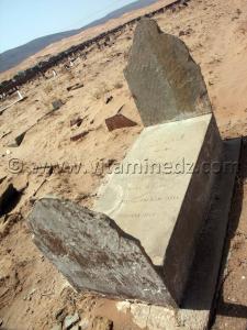 Isabelle Eberhardt meurt tragiquement à l’âge de 27 ans, lors de la crue subite et catastrophique de Oued Sefra, le 21 octobre 1904.