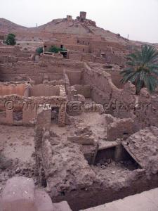 Le minaret de la mosquée s\'élève au-dessus du Ksar de Moghrar Ettahtani ou Kalat Cheikh Bouamama, Ksar en ruine et mosquée rénovée photos Juillet 2005