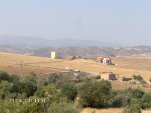vue sur la police de draaelmizan sur fond de montagne draa el mizan