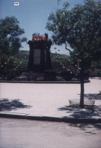 Aumale Monument aux Morts époque française