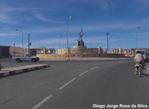 ROTONDE DANS LA RUE PRINCIPALE DE TAMANRASSET, ALGÉRIE. [Photo prise par Diogo Jorge Rosa da Silva, Portugal]. ROTUNDA NA RUA PRINCIPAL DE TAMANRASSET, ARGÉLIA. [Imagem obtida por Diogo Jorge Rosa da Silva, Portugal].