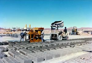 1981 - Algeria - Tamanrasset - Macchine per la costruzione dei manufatti a terra