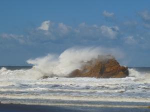 Rocher de Sidi brahem face à l'assaut des vagues