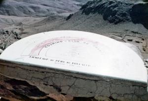 1981- Orologio solare sull'Eramo del Monte Hoggar - 2780 mt/lm - (Algeria/Deserto del Sahara/Tamanrasset)