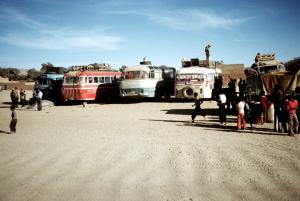 La carovana di bus dei turisti danesi. Tamanrasset 1977