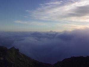 jour de Brouillard sur la ville vue de puie la montagne 02