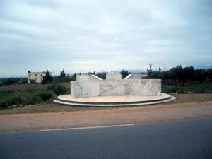 Hennaya makam chahid à côté de l'autoroute