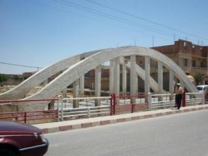 القنطرة ( الجسر) البيضاء وسط مدينة الشمرة