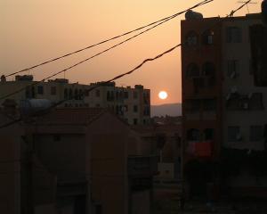 coucher du soleil entre batiments