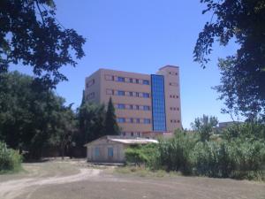 Clinique de Néphrologie et d'Hémodialyse de Tiaret (Façade arrière) - Conçue par l'architecte MAMI Mohammed Kamel mami.architecture@gmail.com