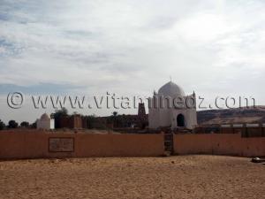 Photos Taghit, Cimetière avec les 2 goubbas celle de Sidi Ali Oulghazi (premier plan) et Sidi Abderrahmane père de Sidi Mhammed Benbouziane