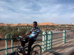 Photo Enfant de Beni Abbes (Wilaya de Bechar) avec la crue de Oued Saoura en Novemvre 2006