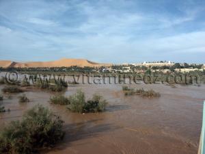 Béni Abbès bénéficie d\'un climat désertique chaud et aride. Il ne pleut pas ou guère. Parfois des pluies occasionnelles provoquent des inondations ou la crue de l\'oued Saoura.