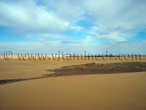 Dunes et roches près de Ksar Guentoure, commune de Ouled Aissa, Daira de Timimoun, Wilaya d\'Adrar