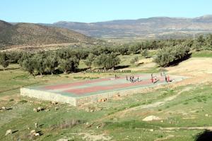 Au beau milieu des oliveraies, terrain de jeu à Tleta, commune de Azails