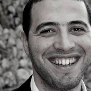 Zaki Allal a 25 ans. Il est interne en médecin à Oran et s’apprête à partir en tournée en Europe en tant que pianiste compositeur