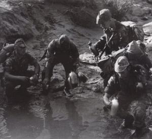 Un groupe de soldat qui remplissent de l'eau boueuse * galta* yabous