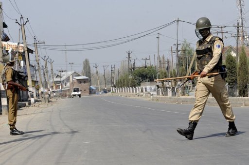 Planète - Inde:  Des policiers en carton pour faire respecter le code de la route