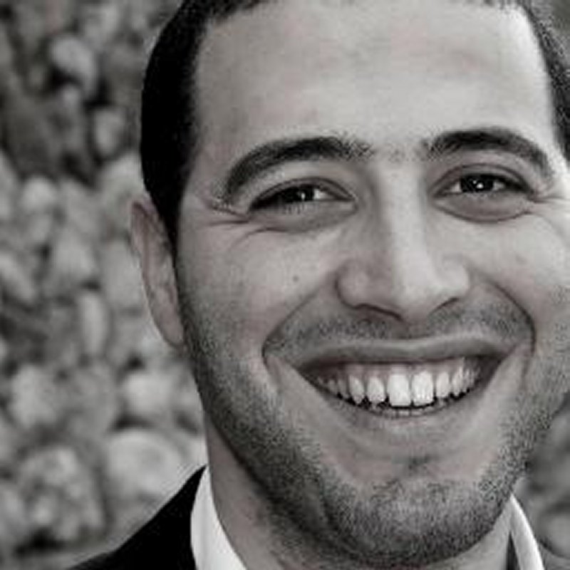 Zaki Allal a 25 ans. Il est interne en médecin à Oran et s’apprête à partir en tournée en Europe en tant que pianiste compositeur