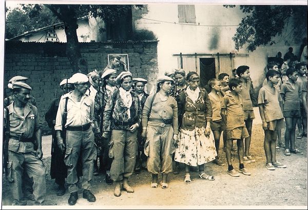 défilé des habitants et les moudjahidines de la régions