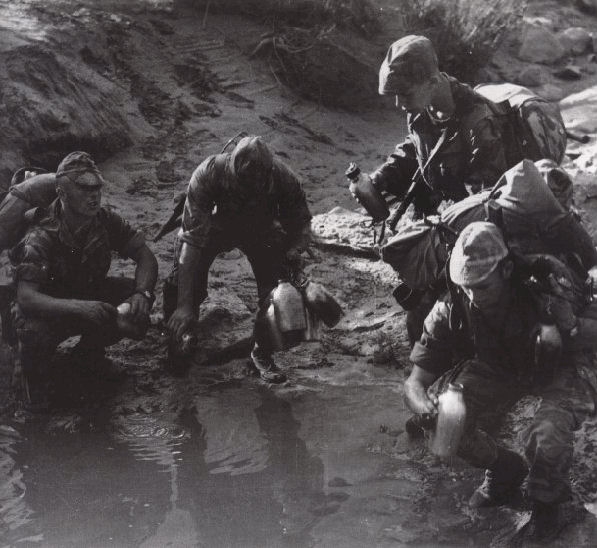 Un groupe de soldat qui remplissent de l'eau boueuse * galta* yabous