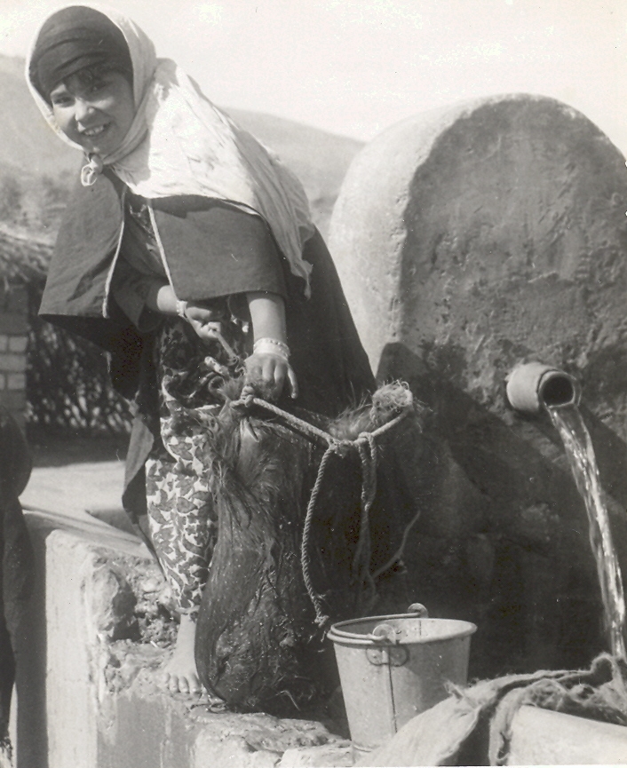 UNE FILLE  A LA FONTAINE