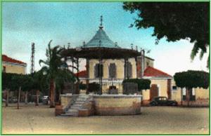 Kiosque sur la place publique de Gdyel avant 1962
