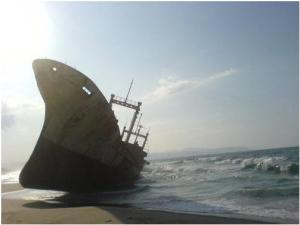Epave de bateau sur la plage Jeanne d'Arc (Larbi Ben M'hidi)