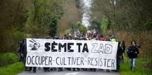 Planète - Opération de remise en culture des terres à Notre-Dame-des-Landes