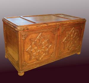 Coffre de cèdre bois Abdalwadides flanqué de l\'emblème de la dynastie mérinide réalisées par des artistes d\'origine andalouse des écoles prestigieuses de la capitale des Zianides le Madrasah du grand palais appelé Tachfiniya joyau de l\'architecture islam