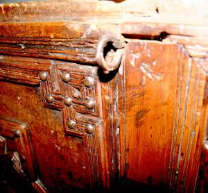 Coffre de cèdre bois Abdalwadides flanqué de l\'emblème de la dynastie mérinide réalisées par des artistes d\'origine andalouse des écoles prestigieuses de la capitale des Zianides le Madrasah du grand palais appelé Tachfiniya joyau de l\'architecture islam