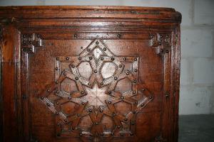 Détails d\'un coffre Coffre de cèdre bois Abdalwadides flanqué de l\'emblème de la dynastie mérinide réalisées par des artistes d\'origine andalouse des écoles prestigieuses de la capitale des Zianides le Madrasah du grand palais appelé Tachfiniya joyau de l\'architecture islam