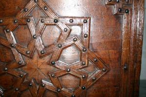 Coffre de cèdre bois Abdalwadides flanqué de l\'emblème de la dynastie mérinide réalisées par des artistes d\'origine andalouse des écoles prestigieuses de la capitale des Zianides le Madrasah du grand palais appelé Tachfiniya joyau de l\'architecture islam