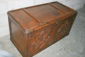 Coffre de cèdre bois Abdalwadides flanqué de l\'emblème de la dynastie mérinide réalisées par des artistes d\'origine andalouse des écoles prestigieuses de la capitale des Zianides le Madrasah du grand palais appelé Tachfiniya joyau de l\'architecture islam