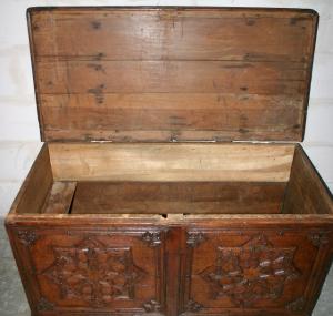 Coffre de cèdre bois Abdalwadides flanqué de l\'emblème de la dynastie mérinide réalisées par des artistes d\'origine andalouse des écoles prestigieuses de la capitale des Zianides le Madrasah du grand palais appelé Tachfiniya joyau de l\'architecture islam