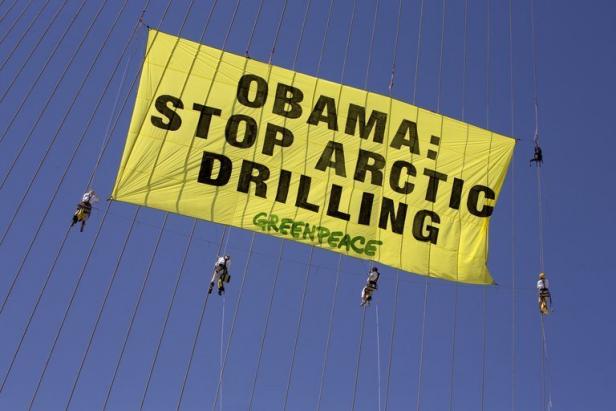 Planète - Greenpeace plante un drapeau contre les forages pétroliers au fond de l'Arctique