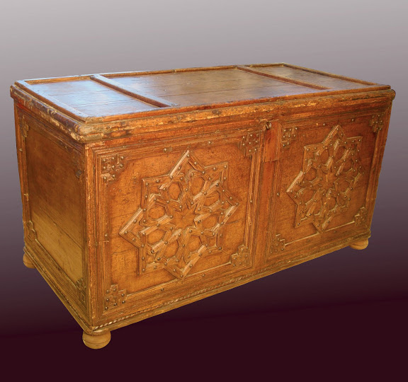 Coffre de cèdre bois Abdalwadides flanqué de l'emblème de la dynastie mérinide réalisées par des artistes d'origine andalouse des écoles prestigieuses de la capitale des Zianides le Madrasah du grand palais appelé Tachfiniya joyau de l'architecture islam