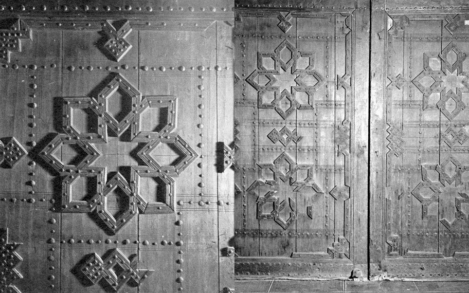 Détails d'un coffre Coffre de cèdre bois Abdalwadides flanqué de l'emblème de la dynastie mérinide réalisées par des artistes d'origine andalouse des écoles prestigieuses de la capitale des Zianides le Madrasah du grand palais appelé Tachfiniya joyau de l'architecture islam