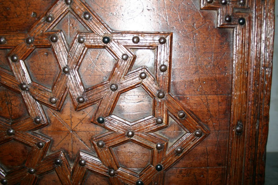 Coffre de cèdre bois Abdalwadides flanqué de l'emblème de la dynastie mérinide réalisées par des artistes d'origine andalouse des écoles prestigieuses de la capitale des Zianides le Madrasah du grand palais appelé Tachfiniya joyau de l'architecture islam