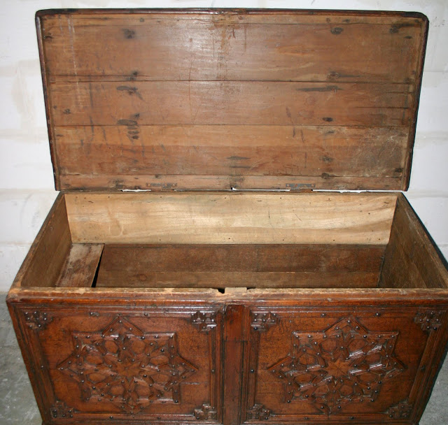 Coffre de cèdre bois Abdalwadides flanqué de l'emblème de la dynastie mérinide réalisées par des artistes d'origine andalouse des écoles prestigieuses de la capitale des Zianides le Madrasah du grand palais appelé Tachfiniya joyau de l'architecture islam