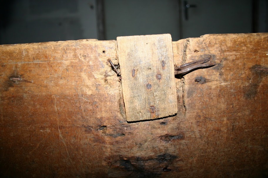 Coffre de cèdre bois Abdalwadides flanqué de l'emblème de la dynastie mérinide réalisées par des artistes d'origine andalouse des écoles prestigieuses de la capitale des Zianides le Madrasah du grand palais appelé Tachfiniya joyau de l'architecture islam