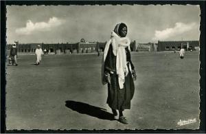 Adrar  - La place Laperrine et une indigène