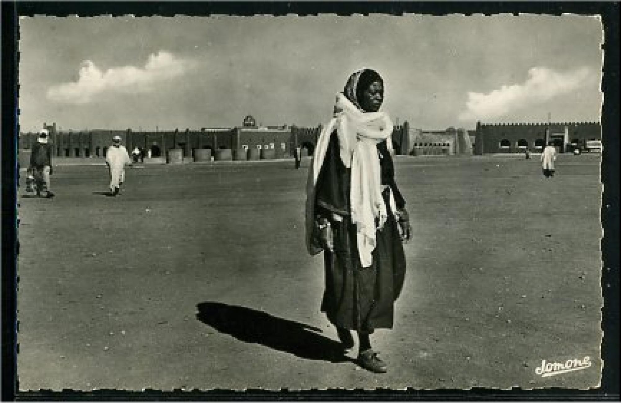 Adrar  - La place Laperrine et une indigène