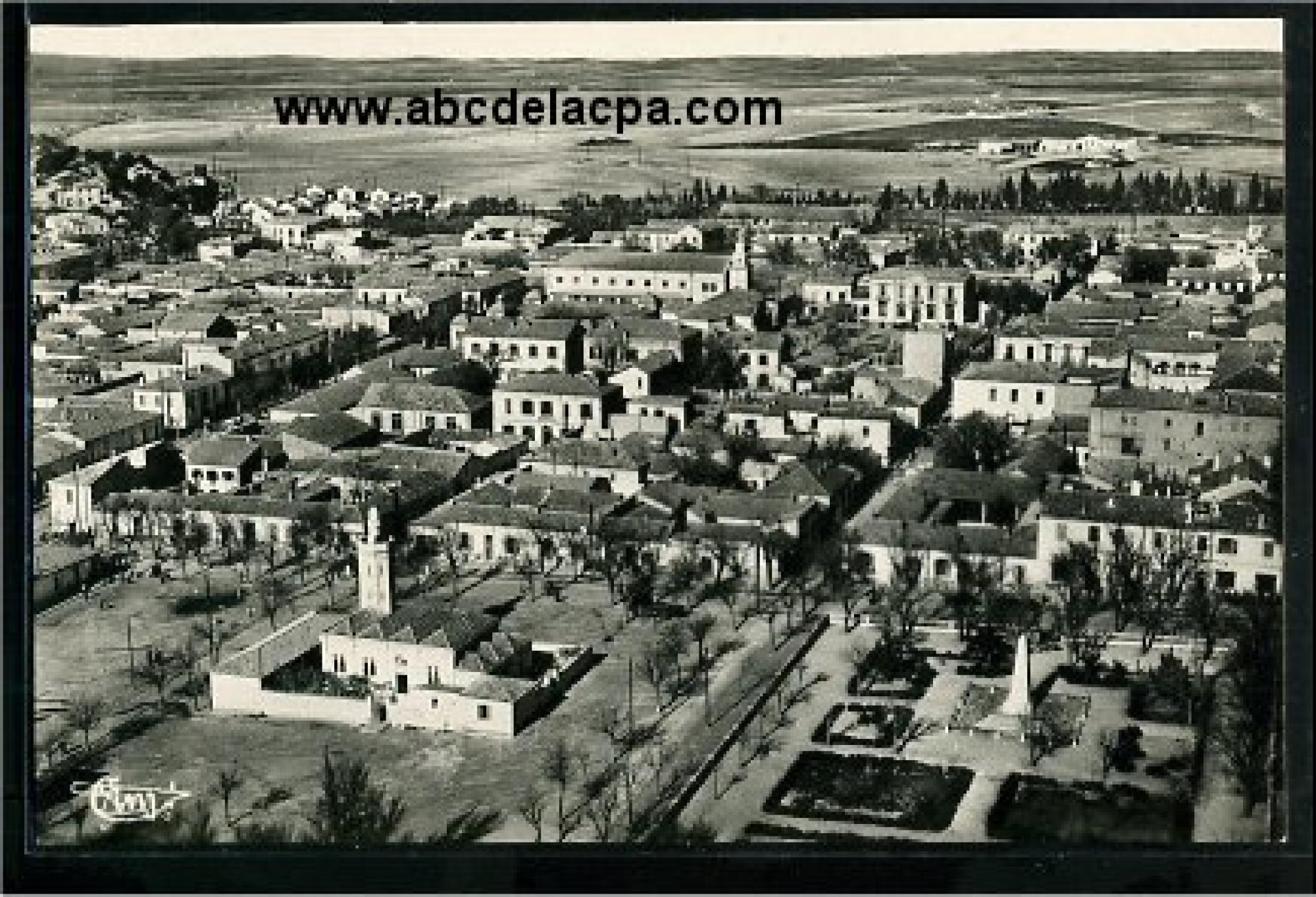 Aïn Beïda  - Vue aérienne - Au centre, la mosquée et la place du monument aux morts
