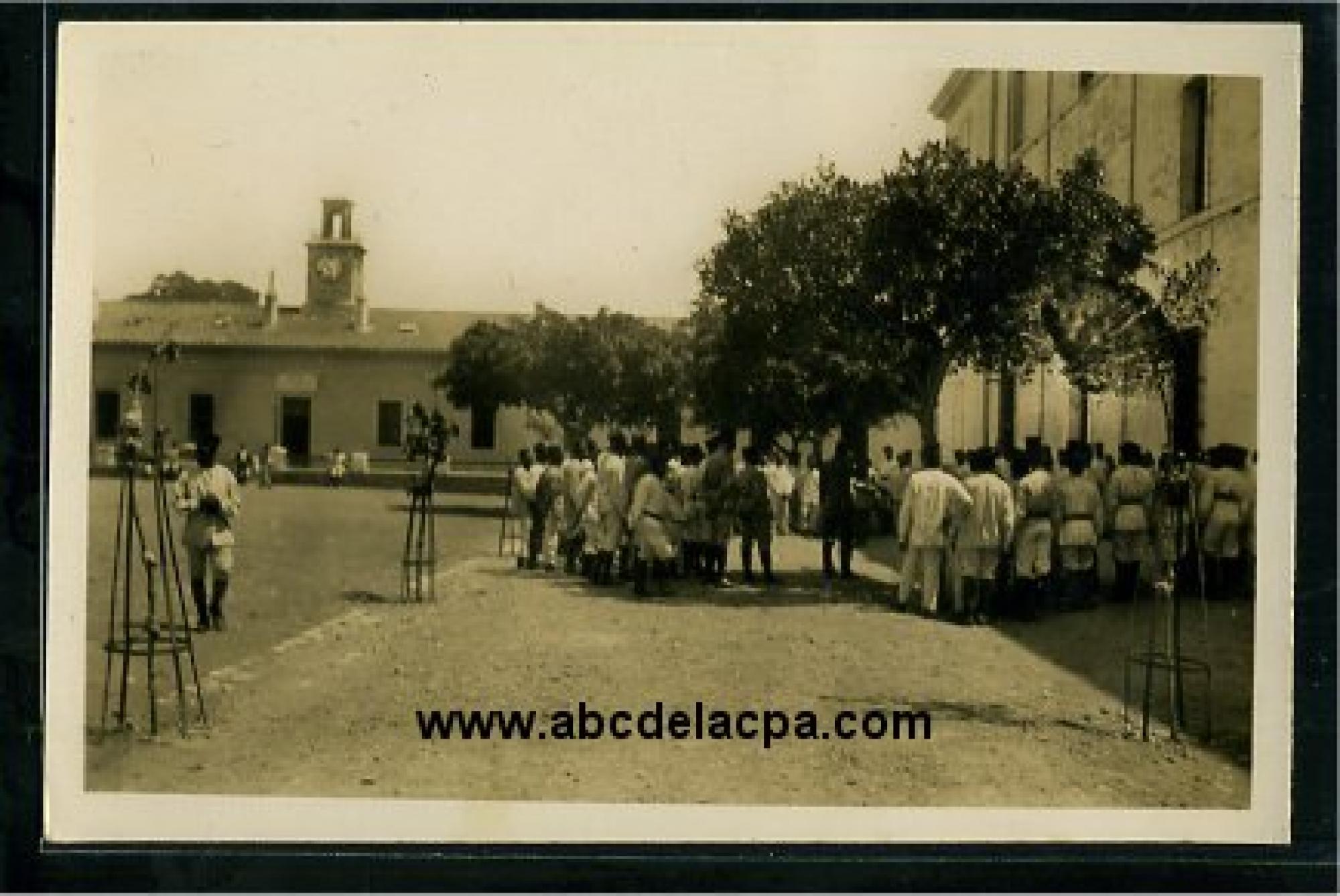 Alger -      Bâtiments  - Caserne d'Orléans - Les sénégalais au rapport