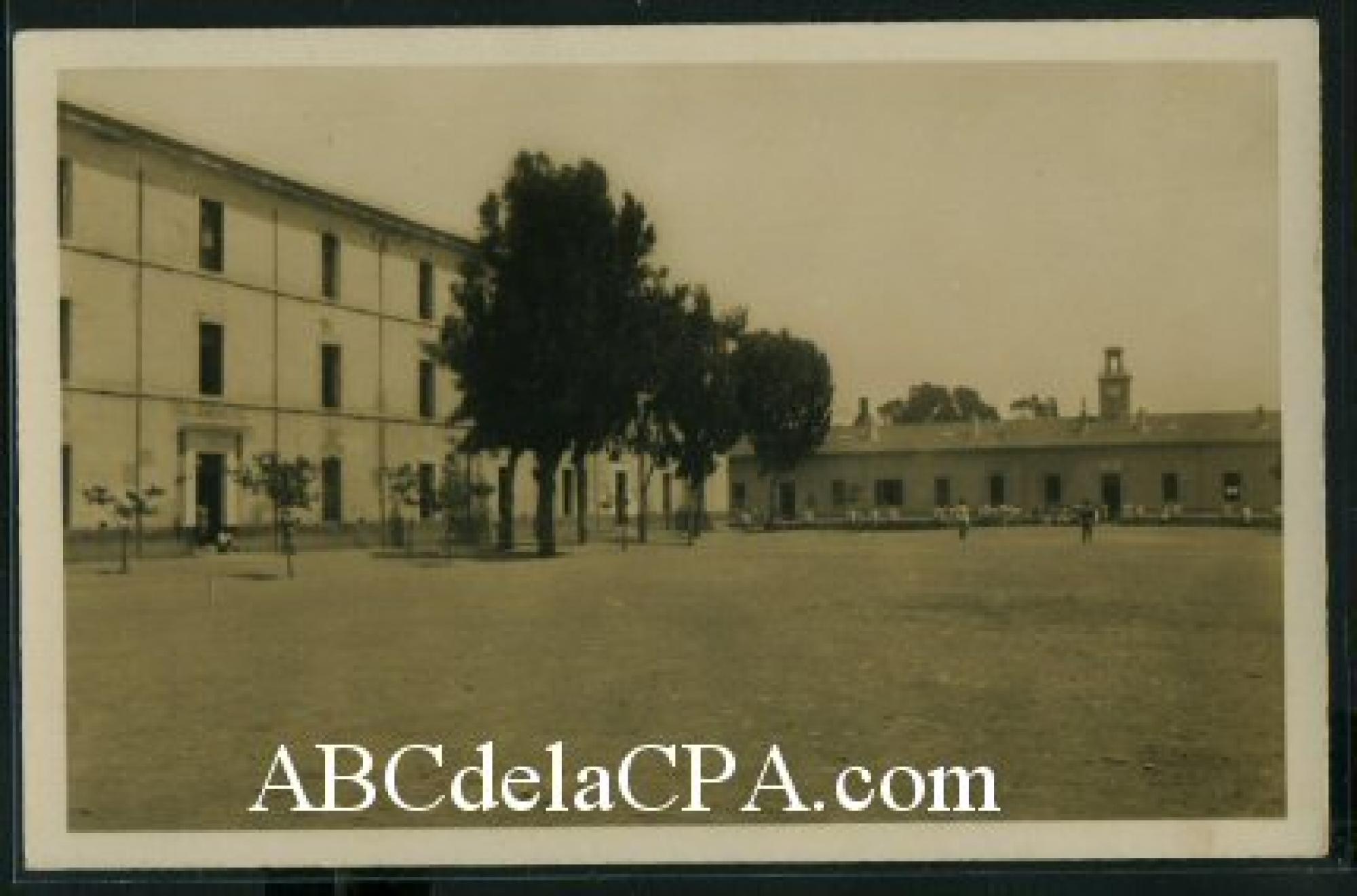 Alger -      Bâtiments  - Caserne d'Orléans. Cour du 13e sénégalais et le mess