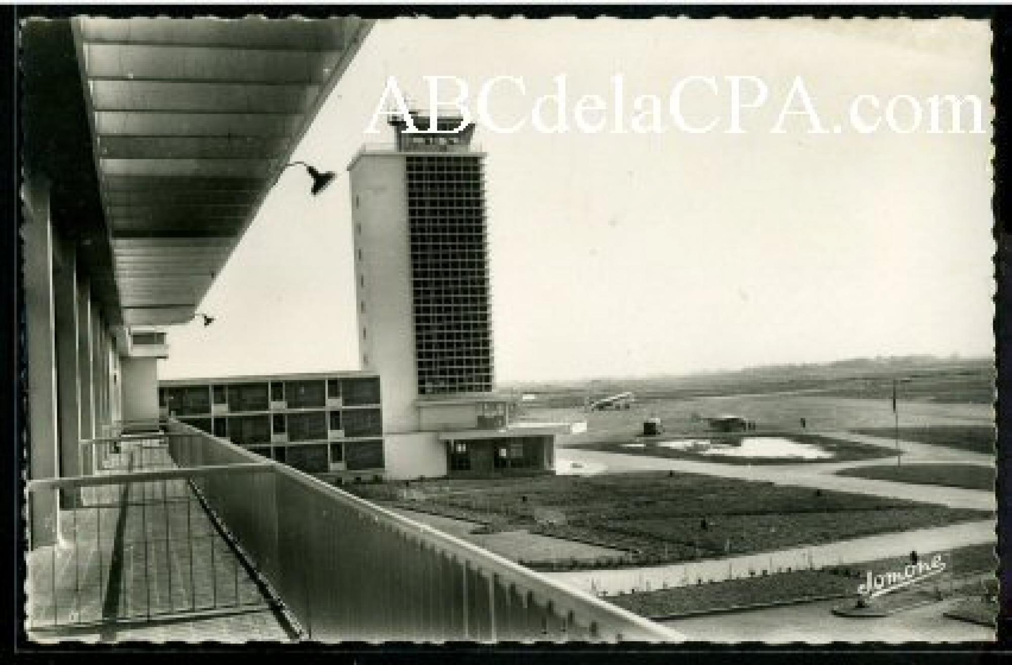 Alger -      Bâtiments  - L'aérogare de Maison Blanche - L'aire d'atterrissage et la tour de contrôle
