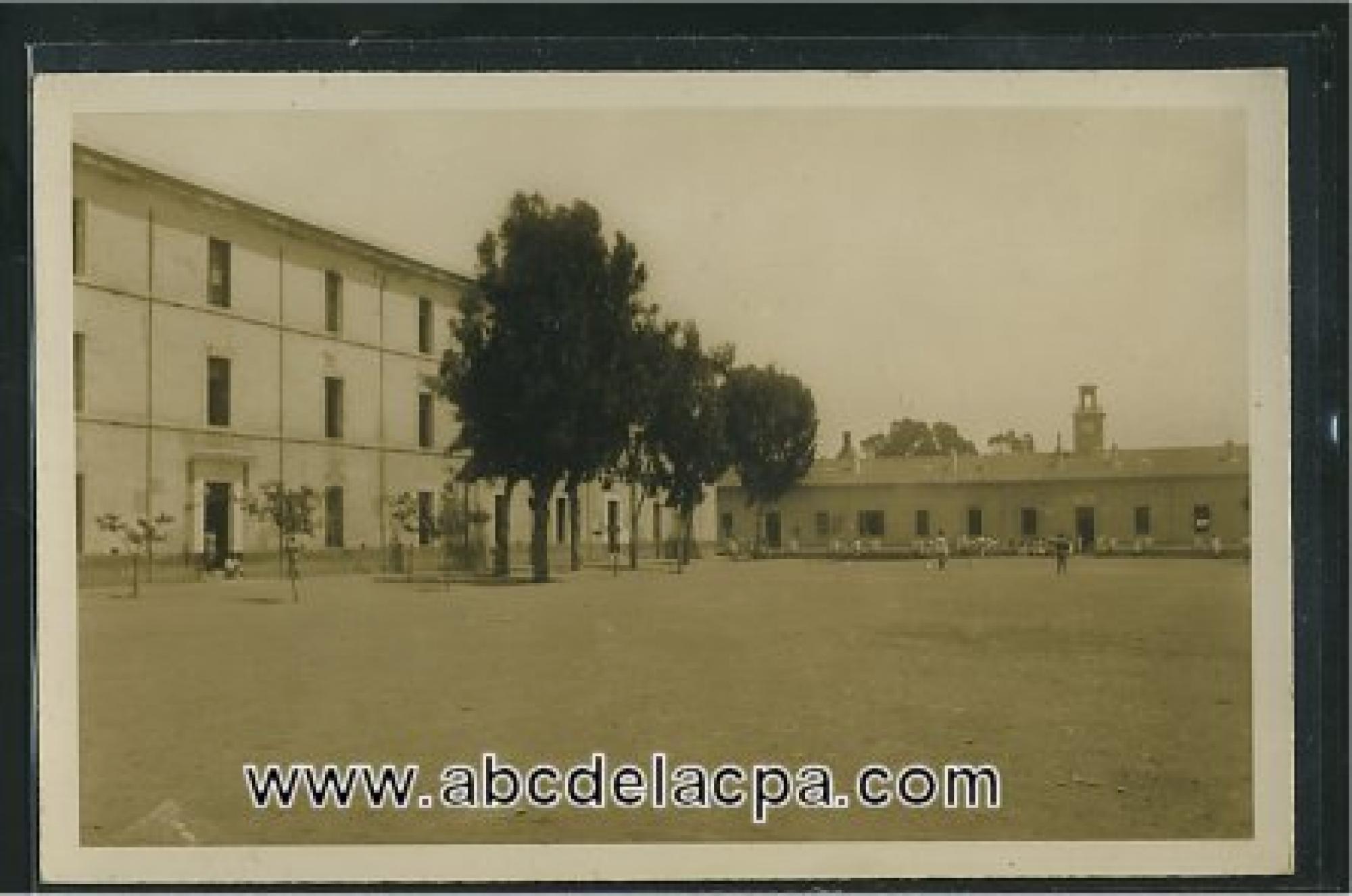 Alger -      Bâtiments  - Caserne d'Orléans - Cour du 13e sénégalais et le mess